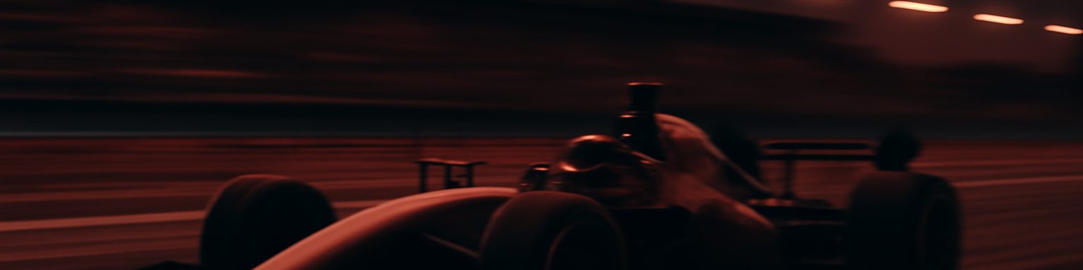 Un monoplaza de Fórmula 1 en el circuito al atardecer, imagen de esta comparativa de casas de apuestas de F1